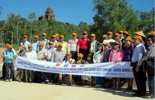 Đoàn Famtrip các tỉnh Đông Bắc Thái Lan, Campuchia, Nam Lào tham quan tháp Bánh Ít.
